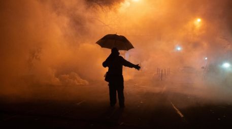 Las imágenes de las protestas muestran a los agentes federales utilizando gases lacrimógenos y granadas aturdidoras para disuadir a los manifestantes. EFE/ Olga Fedorova