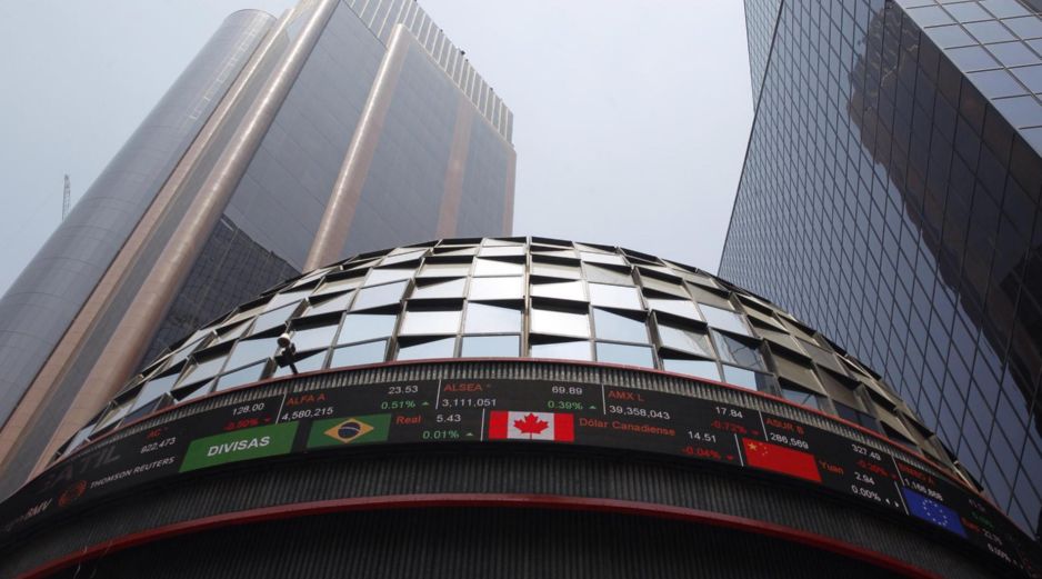 En la jornada, el peso mexicano se apreció un 0.92 % frente al dólar, al cotizar en 17.65 unidades por billete verde, frente a los 17.81 en la jornada anterior, según datos del Banco de México. EFE / ARCHIVO