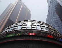 En la jornada, el peso mexicano se apreció un 0.69 % frente al dólar, al cotizar en 17.48 unidades por billete verde, frente a los 17.61 en la jornada anterior, según datos del Banco de México. EFE / ARCHIVO