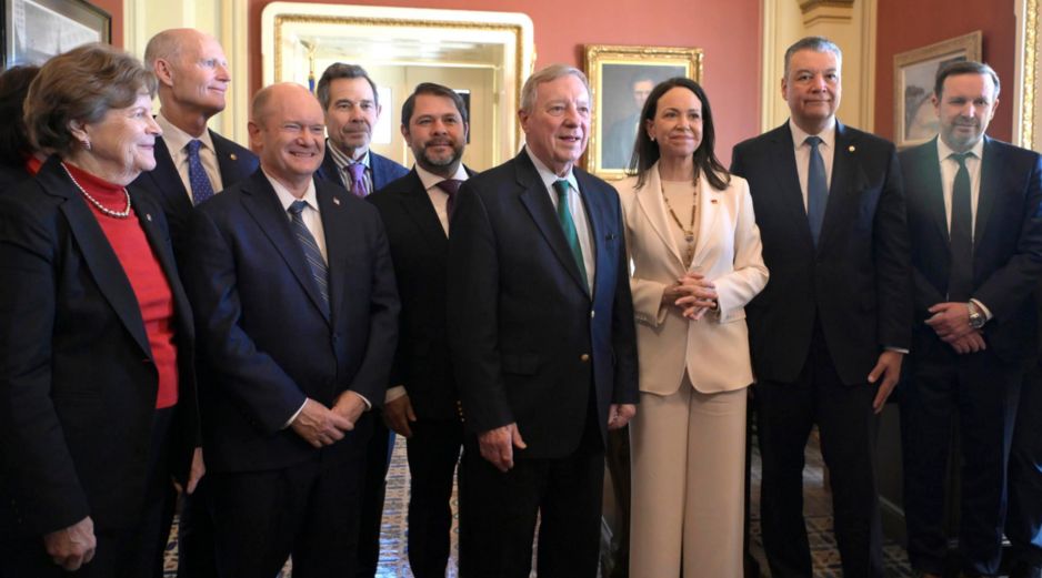 La líder opositora venezolana y Premio Nobel de la Paz, María Corina Machado, posa junto a los senadores Dick Durbin y Alex Padilla y otros senadores durante una visita al Congreso de los Estados Unidos este 15 de enero de 2026, en Washington. EFE/ L. Nolly