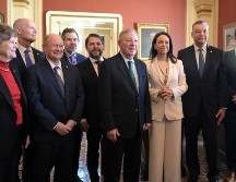 La líder opositora venezolana y Premio Nobel de la Paz, María Corina Machado, posa junto a los senadores Dick Durbin y Alex Padilla y otros senadores durante una visita al Congreso de los Estados Unidos este 15 de enero de 2026, en Washington. EFE/ L. Nolly