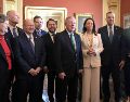 La líder opositora venezolana y Premio Nobel de la Paz, María Corina Machado, posa junto a los senadores Dick Durbin y Alex Padilla y otros senadores durante una visita al Congreso de los Estados Unidos este 15 de enero de 2026, en Washington. EFE/ L. Nolly