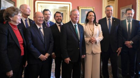 La líder opositora venezolana y Premio Nobel de la Paz, María Corina Machado, posa junto a los senadores Dick Durbin y Alex Padilla y otros senadores durante una visita al Congreso de los Estados Unidos este 15 de enero de 2026, en Washington. EFE/ L. Nolly
