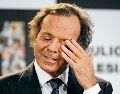 Julio Iglesias hace un gesto tras recibir el Premio al Artista con Más Discos Vendidos en España y el Premio al Artista Latino con Más Álbumes Vendidos en el Mundo, el 16 de diciembre de 2011. AFP