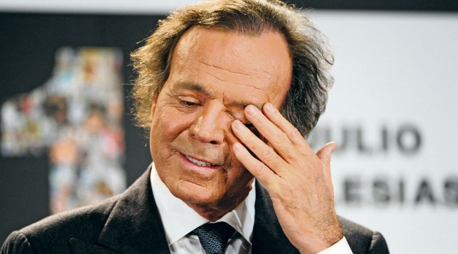 Julio Iglesias hace un gesto tras recibir el Premio al Artista con Más Discos Vendidos en España y el Premio al Artista Latino con Más Álbumes Vendidos en el Mundo, el 16 de diciembre de 2011. AFP