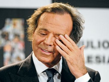 Julio Iglesias hace un gesto tras recibir el Premio al Artista con Más Discos Vendidos en España y el Premio al Artista Latino con Más Álbumes Vendidos en el Mundo, el 16 de diciembre de 2011. AFP