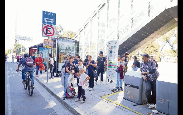 Además de los estudiantes de preparatoria y universidades, los alumnos de kínder, primaria y secundaria en Jalisco (que son 1.6 millones) también accederán al subsidio estatal y solo pagarán cinco pesos por pasaje en el transporte público. Sus papás deben tramitar la Tarjeta Única. EL INFORMADOR