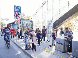 Además de los estudiantes de preparatoria y universidades, los alumnos de kínder, primaria y secundaria en Jalisco también accederán al subsidio estatal y solo pagarán cinco pesos por pasaje en el transporte público. EL INFORMADOR