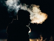 Al vestirte utiliza varias capas de ropa para poder ajustarte a la temperatura y conservar mejor tu calor corporal, así evitarás el contraer enfermedades respiratorios. Unsplash