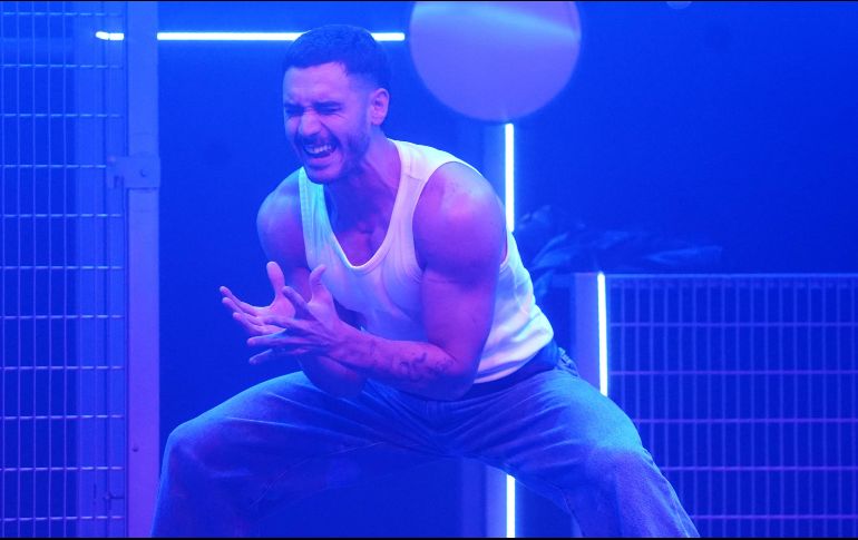 Alejandro Speitzer protagoniza la obra de teatro Cruise, mi última noche en la Tierra en el Teatro Galerías. ESPECIAL/SG PRODUCCIONES.