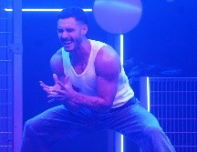 Alejandro Speitzer protagoniza la obra de teatro Cruise, mi última noche en la Tierra en el Teatro Galerías. ESPECIAL/SG PRODUCCIONES.