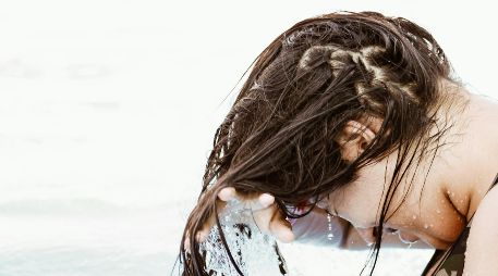 Existen algunos hábitos sencillos para cuidar tu cabello. UNSPLASH / E. LARREGUI