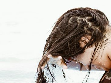 Existen algunos hábitos sencillos para cuidar tu cabello. UNSPLASH / E. LARREGUI