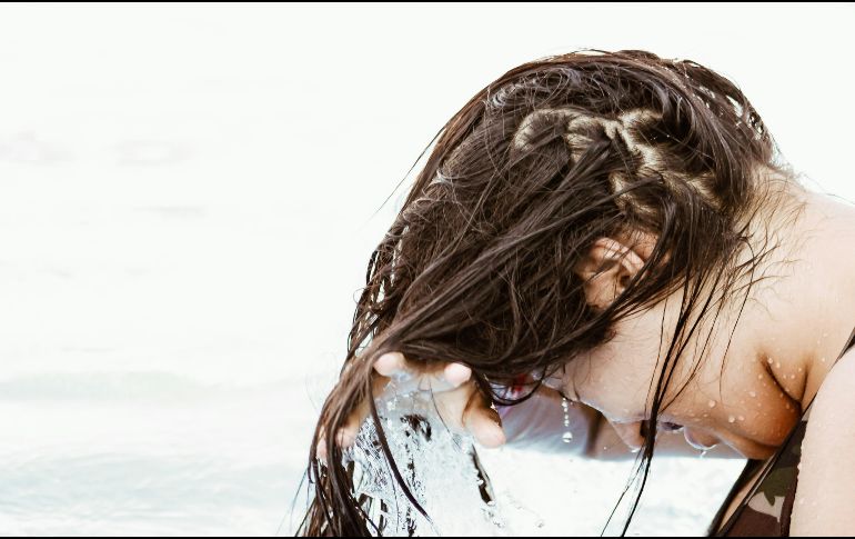 Existen algunos hábitos sencillos para cuidar tu cabello. UNSPLASH / E. LARREGUI