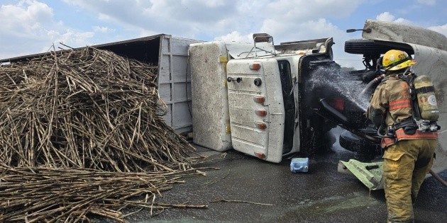Volcadura en autopista Colima-Guadalajara provoca cierre de un carril