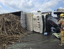 Un carril de la autopista Colima-Guadalajara se encuentra cerrado por la volcadura de un camión. ESPECIAL / Protección Civil Estatal Colima