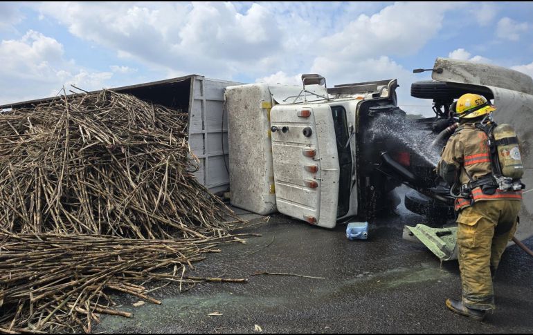 Un carril de la autopista Colima-Guadalajara se encuentra cerrado por la volcadura de un camión. ESPECIAL / Protección Civil Estatal Colima