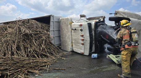 Un carril de la autopista Colima-Guadalajara se encuentra cerrado por la volcadura de un camión. ESPECIAL / Protección Civil Estatal Colima