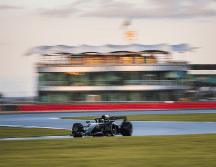 El clima del país británico dificultó las pruebas, aunque unas horas después, se encendieron los motores. X / @SChecoPerez