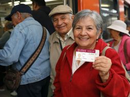 La tarjeta INAPAM permite viajar gratis en determinados sistemas de transporte y acceder a tarifas preferenciales en otros. ESPECIAL
