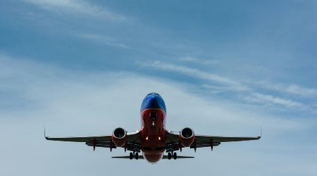 La advertencia de la FAA parece apuntar a la posibilidad de que haya aeronaves militares estadounidenses operando sin notificación previa o con sus transpondedores desactivados en estas dos regiones de información de vuelo. Unsplash
