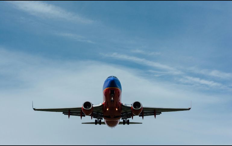 La advertencia de la FAA parece apuntar a la posibilidad de que haya aeronaves militares estadounidenses operando sin notificación previa o con sus transpondedores desactivados en estas dos regiones de información de vuelo. Unsplash