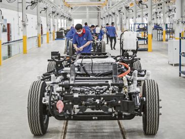 El aumento en las ventas de autos chinos en México se debe principalmente a su competitividad en precios, ofreciendo vehículos hasta un 30% más baratos que otras marcas. AFP