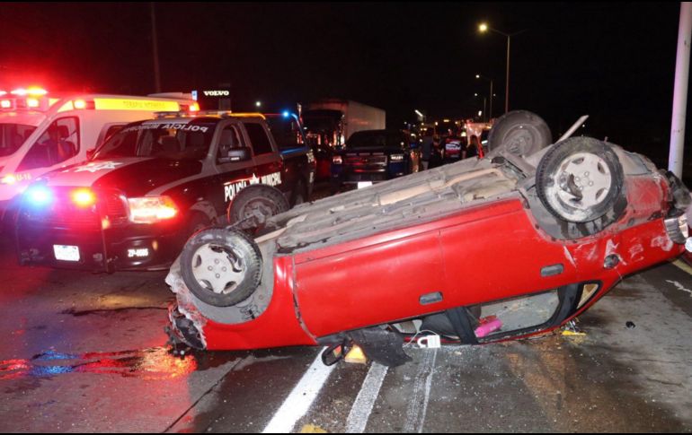 Además del auto volcado, otros tres vehículos estaban involucrados en el accidente. ESPECIAL / FACEBOOK Protección Civil y Bomberos Zapopan