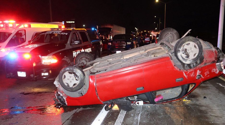 Además del auto volcado, otros tres vehículos estaban involucrados en el accidente. ESPECIAL / FACEBOOK Protección Civil y Bomberos Zapopan