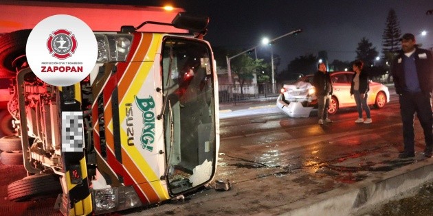 Bomberos de Zapopan atienden volcadura de cami&oacute;n en la madrugada