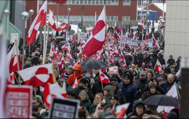 Personas se manifiestan durante una protesta este sábado, en Nuuk (Groenlandia). EFE/ Julio Cesar Rivas