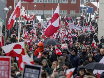 Personas se manifiestan durante una protesta este sábado, en Nuuk (Groenlandia). EFE/ Julio Cesar Rivas