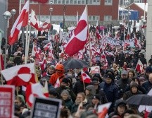 Personas se manifiestan durante una protesta este sábado, en Nuuk (Groenlandia). EFE/ Julio Cesar Rivas
