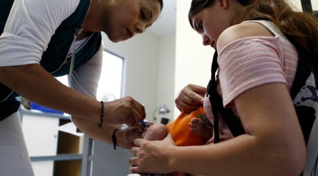Niños y adultos reciben la vacuna contra el sarampión en los módulos instalados por la Secretaría de Salud Jalisco, como parte de la jornada intensiva para frenar los brotes activos en el estado. EL INFORMADOR/Archivo