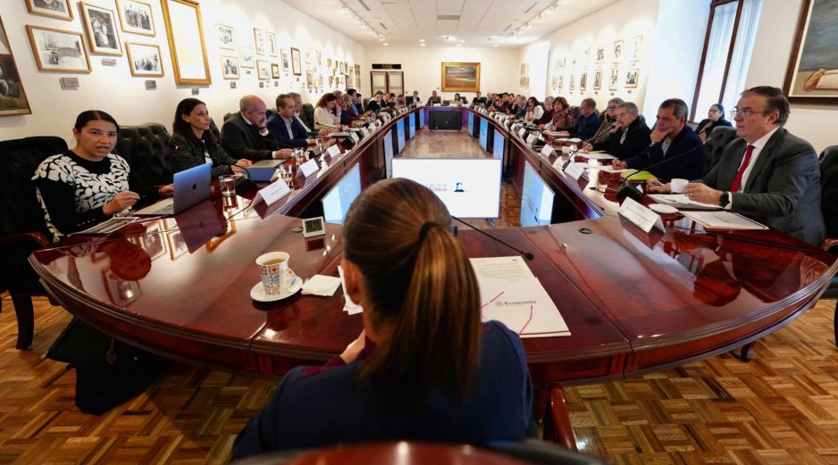 Claudia Sheinbaum encabeza una reunión de trabajo con economistas en Palacio Nacional, Ciudad de México, para dialogar sobre el crecimiento económico y la revisión del T-MEC. EFE/Presidencia de México