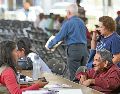 Ciudadanos realizan su inscripción a programas sociales, como parte de la unificación del sistema de salud y acceso a beneficios gubernamentales. SUN/Archivo