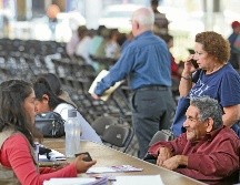 Ciudadanos realizan su inscripción a programas sociales, como parte de la unificación del sistema de salud y acceso a beneficios gubernamentales. SUN/Archivo