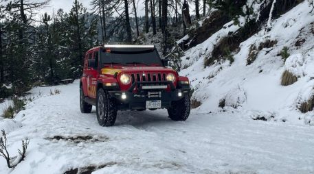 La primera nevada registrada en 2026 en el Parque Nacional Nevado de Colima generó una alta afluencia de visitantes. ESPECIAL/UEPCBJ
