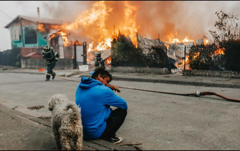 El gobernador regional de Biobío, Sergio Giacaman, advirtió que la situación actual es más grave que la vivida tras el terremoto de 2010. EFE / P. HIDALGO