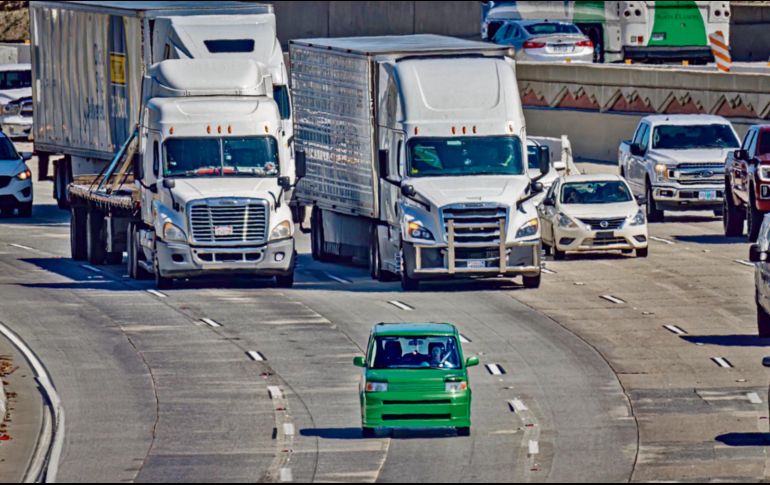 Camiones circulan por la carretera, ilustrando la actividad del transporte pesado y la industria del sector. ESPECIAL