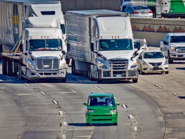 Camiones circulan por la carretera, ilustrando la actividad del transporte pesado y la industria del sector. ESPECIAL