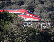 Vista de la locomotora de tren Iryo que descarriló y provocó el accidente en Adamuz. EFE/J. Zapata