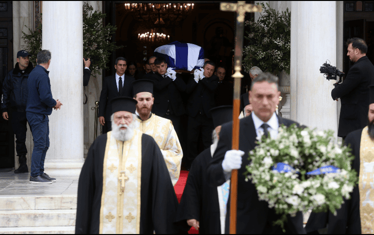El féretro de la princesa Irene ha sido trasladado al cementerio real del palacio de Tatoi. EFE/EPA/A. Beltes