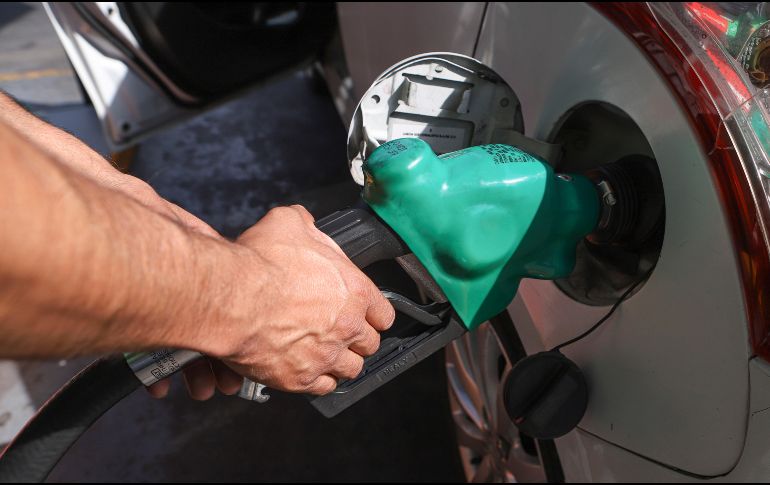 El precio de la gasolina regular se mantiene estable a nivel nacional, a menos de 24 pesos por litro. EL INFORMADOR / ARCHIVO