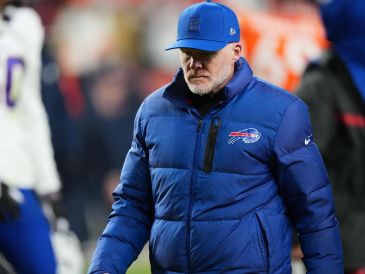 Sean McDermott se va con un récord de temporada regular de 98 triunfos y 50 derrotas, en playoffs deja una marca de ocho victorias y ocho tropiezos. AP / D. Zalubowski