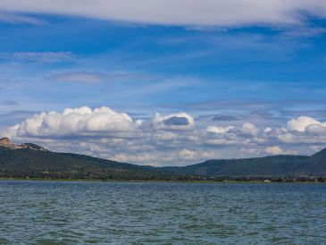 El lago de Chapala es el más grande de México y se extiende entre municipios de Jalisco y parte de Michoacán. EL INFORMADOR / ARCHIVO