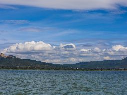El lago de Chapala es el más grande de México y se extiende entre municipios de Jalisco y parte de Michoacán. EL INFORMADOR / ARCHIVO