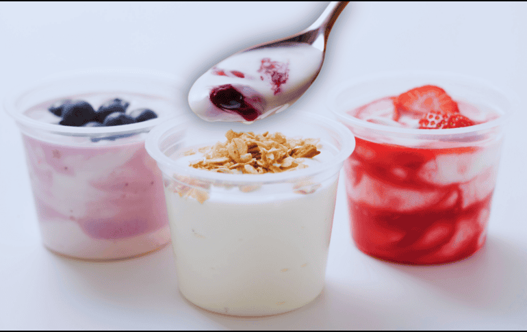 El proceso de fermentación al que se somete el yogur, lo convierte en un alimento fácil de digerir debido a una disminución en la cantidad de lactosa. ESPECIAL / CANVA
