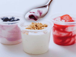 El proceso de fermentación al que se somete el yogur, lo convierte en un alimento fácil de digerir debido a una disminución en la cantidad de lactosa. ESPECIAL / CANVA