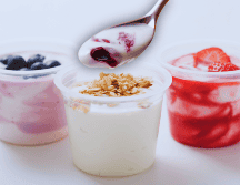 El proceso de fermentación al que se somete el yogur, lo convierte en un alimento fácil de digerir debido a una disminución en la cantidad de lactosa. ESPECIAL / CANVA